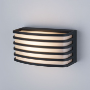 уличный настенный светильник с прямоугольным корпусом и горизонтальными световыми прорезями