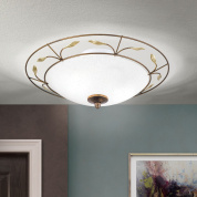 потолочный светильник с матовым куполообразным плафоном и декоративным орнаментом в античном стиле