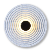 настенный светильник с концентрическим узором и черным корпусом