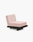 кресло без подлокотников с мягкой спинкой на деревянном основании