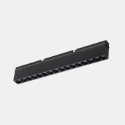 накладной линейный светильник с несколькими источниками света в вытянутом металлическом корпусе