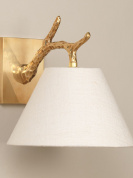 настенный светильник направленного света вниз с абажуром на латунном кронштейне