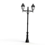 двойной уличный фонарный столб с матовыми плафонами чёрного цвета