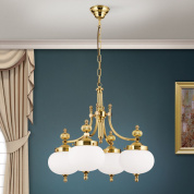 подвесная люстра с четырьмя крупными опаловыми плафонами на металлическом каркасе