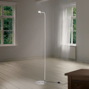 торшер с поворотной головкой и узкой прямой стойкой в матовой отделке