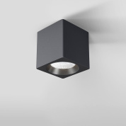 накладной потолочный светильник кубической формы с направленным светом