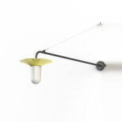 настенное бра с жёлтым отражателем куполообразной формы