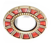 встраиваемый потолочный точечный светильник с красными сегментами на декоративной рамке