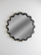 настенное зеркало круглой формы с рельефной рамой в виде волн