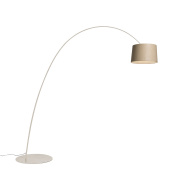 арочный торшер с текстурированным абажуром под светлое дерево