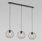 подвесной линейный светильник с тремя металлическими каркасными плафонами на тросах