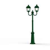 уличный фонарь с двумя рожками на зелёной стойке