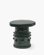 приставной столик с круглой столешницей и рельефным основанием