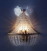 настенное бра с хрустальным куполообразным рассеивателем и декоративной короной
