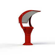 садовый светильник красного цвета с изогнутым корпусом и матовым плафоном