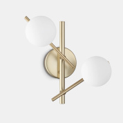 настенное бра с тремя шарообразными стеклянными плафонами на металлическом основании золотистого цвета