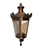 уличный настенный фонарь с прозрачным плафоном и бронзовым корпусом