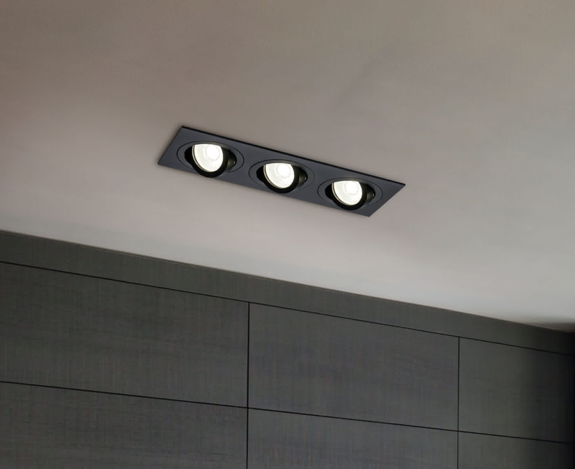 Черные точечные светильники на белом потолке в интерьере фото