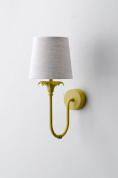 настенный светильник с текстильным абажуром на изогнутом кронштейне