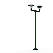 уличный фонарь с двумя рожками и купольными плафонами на зелёной опоре