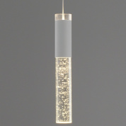 подвесной светильник с конусным плафоном белого цвета и латунными элементами