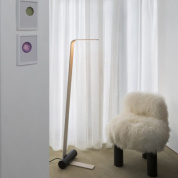 торшер с дугообразной металлической стойкой и цилиндрическим корпусом