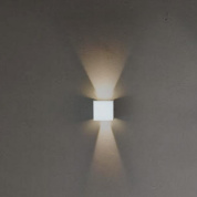 настенный светильник кубической формы с направленным световым потоком вверх-вниз