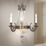 настенное бра с пятью свечеподобными рожками и хрустальными подвесами в античной латуни
