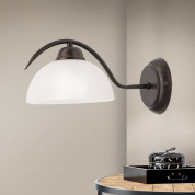 настенное бра с полусферическим стеклянным абажуром и изогнутым кронштейном