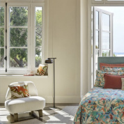 торшер с куполообразным плафоном золотистого цвета на черной подставке