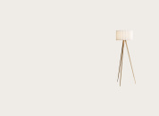 напольный светильник на треноге с цилиндрическим абажуром