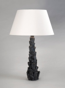 настольная лампа из бронзы с резным основанием и светлым абажуром