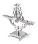 настольный подсвечник с фигурным металлическим декором