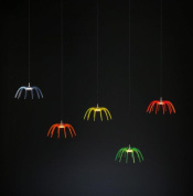 подвесная композиция из нескольких одиночных светильников с радиальной формой плафонов