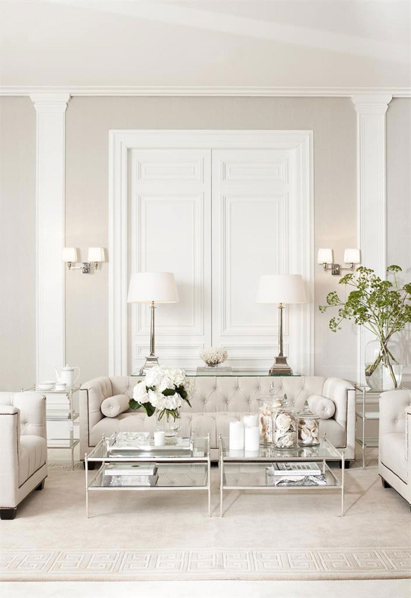 белая мебель в интерьере зала
