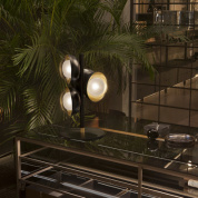 настольная лампа с четырьмя сферическими плафонами на вертикальной стойке