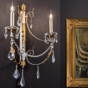 двухламповое настенное бра с цепочными подвесками и кристаллами в серебристо-золотой отделке