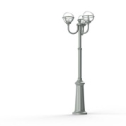 уличный фонарный столб с тремя плафонами серого оттенка