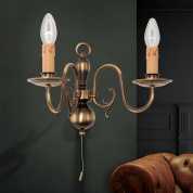 двухламповое настенное бра с изогнутыми рожками и патинированной арматурой