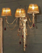 настенное бра с двумя текстильными абажурами и подвесным кристаллическим декором