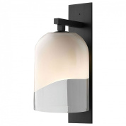 настенное бра с овальным стеклянным плафоном и черным корпусом