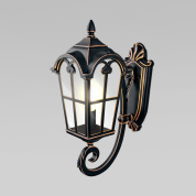 уличный настенный фонарь с металлическим корпусом и стеклянными панелями на кронштейне