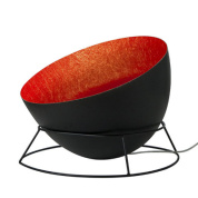 торшер с наклонным купольным абажуром и красной внутренней отделкой