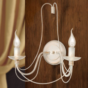 двухламповое настенное бра с плавными декоративными рожками и свечевидными лампами в оттенке слоновой кости