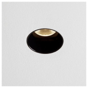 встраиваемый потолочный светильник с квадратным белым корпусом и черной нишей