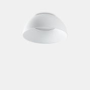 потолочный светильник белого цвета с плавно изогнутым рассеивателем