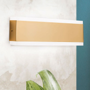 настенный светильник с прямоугольным золотистым корпусом и направленным вниз светом