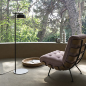 напольный светильник с куполообразным абажуром на прямой стойке и круглой подставке