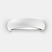 настенный светильник белого цвета с плавно изогнутым корпусом и широким световым потоком