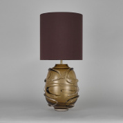 настольная лампа с коричневым абажуром и фигурным основанием в виде шара